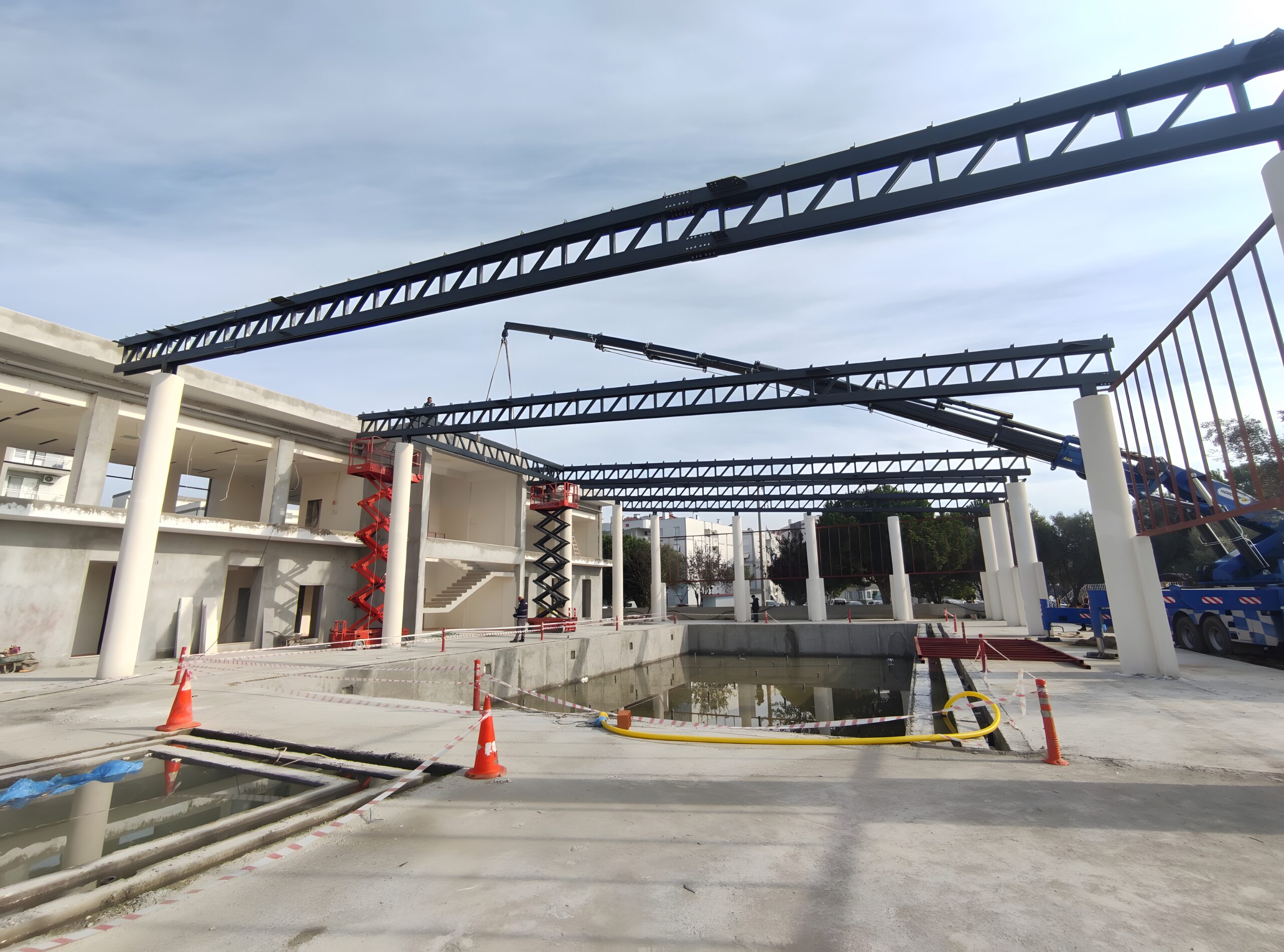 Menderes yarı olimpik yüzme havuzu